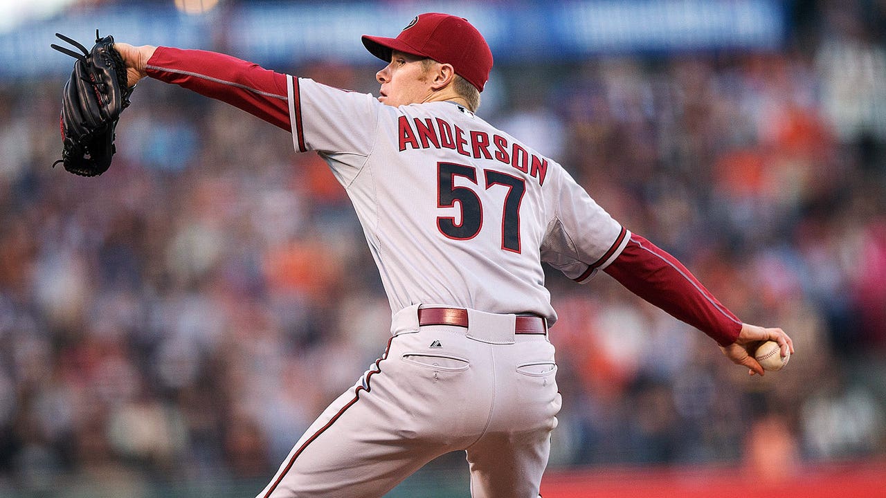 D-backs' Anderson takes no-no into 7th, outduels Giants' Bumgarner